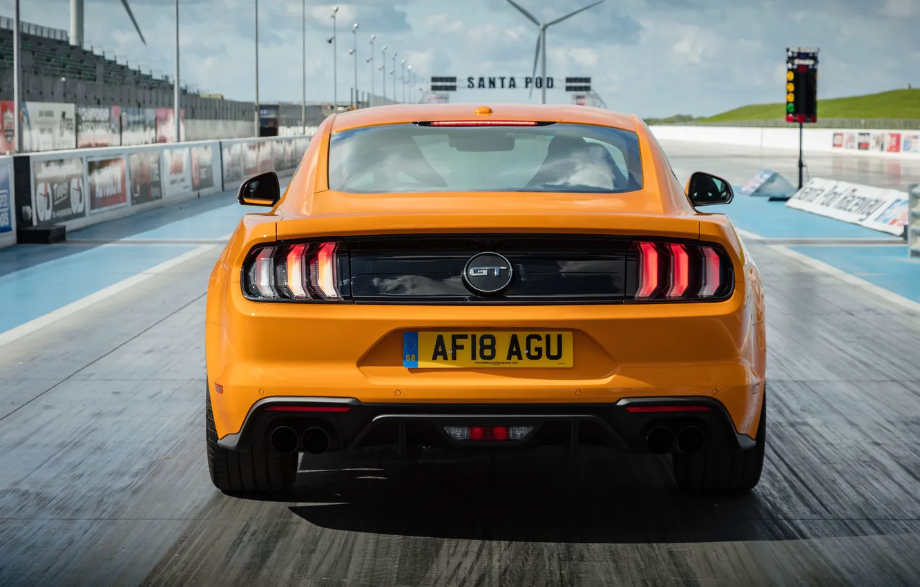 Фото обои оранжевый, Ford, вид сзади, Fastback, 2018, Mustang GT