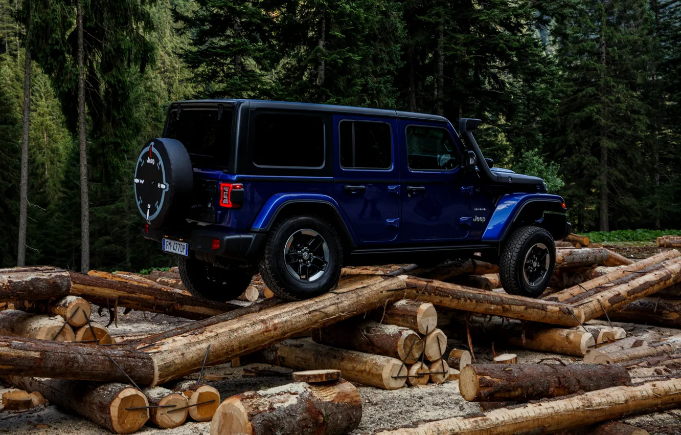 Фото обои синий, внедорожник, брёвна, 4x4, Jeep, 2019, Wrangler Unlimited 1941 Sahara