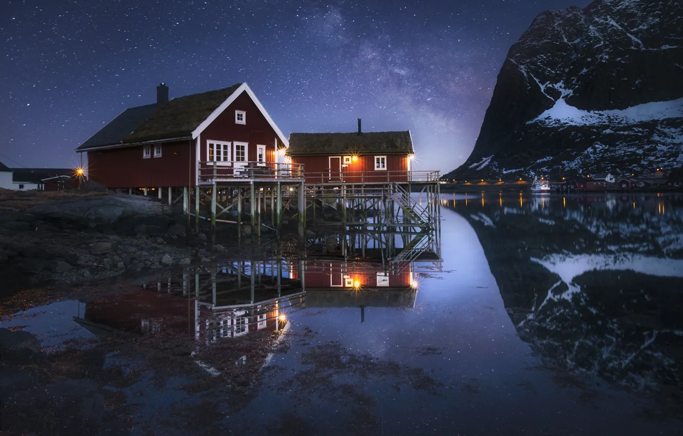 Фото обои вода, горы, ночь, отражение, дома, Норвегия, Млечный путь, Norway