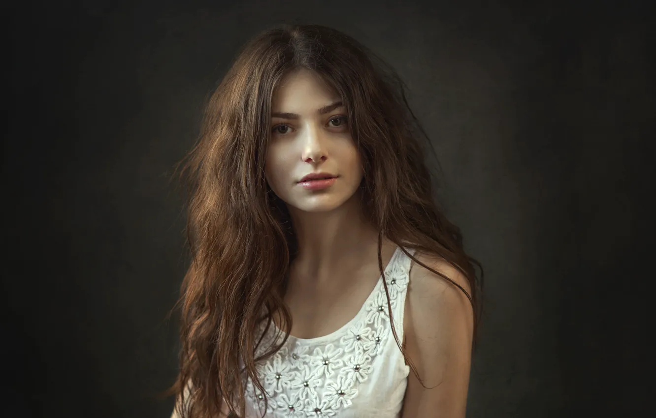 Фото обои взгляд, девушка, милая, модель, портрет, наклон, майка, light