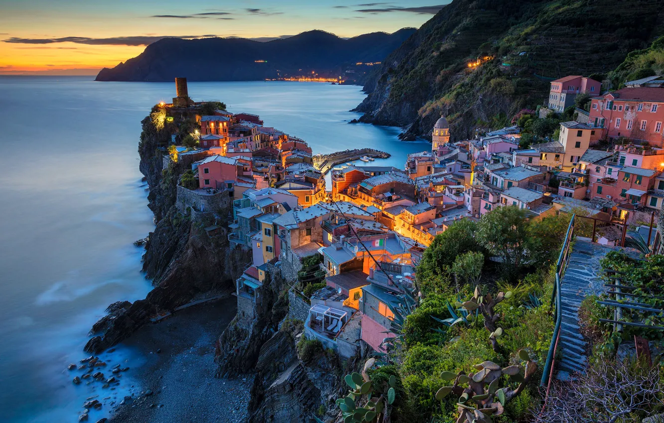 Фото обои море, горы, ночь, огни, скалы, дома, Италия, Вернацца