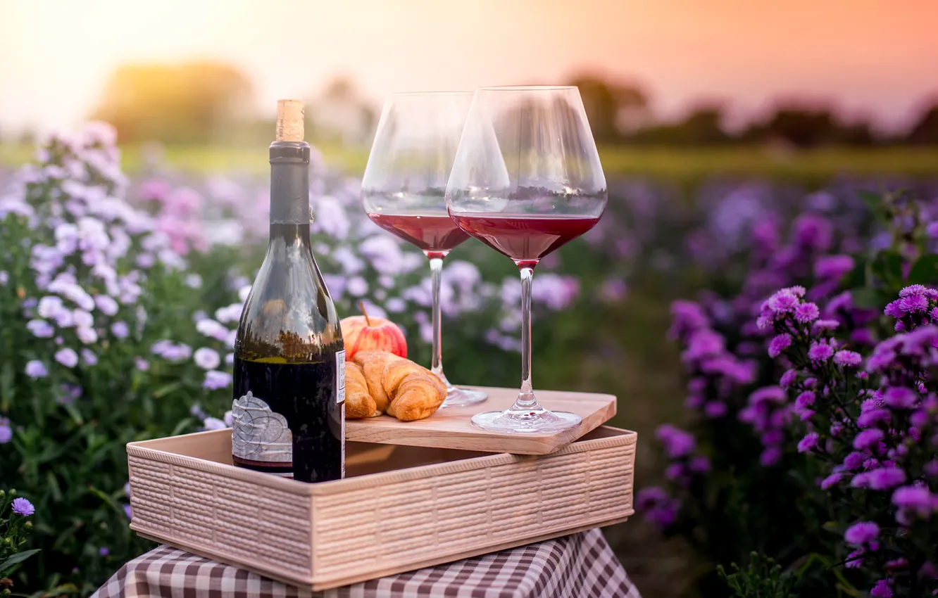 Фото обои закат, цветы, вино, романтика, бутылка, яблоко, вечер, круассан