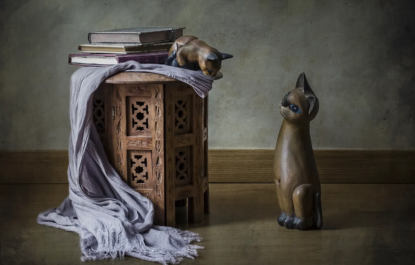 Фото обои кошки, стиль, книги, фигурки, шаль, статуэтки