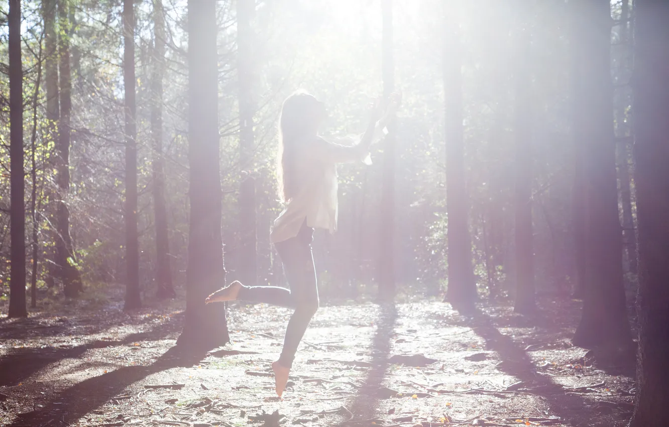 Фото обои лес, девушка, свет, деревья, прыжок