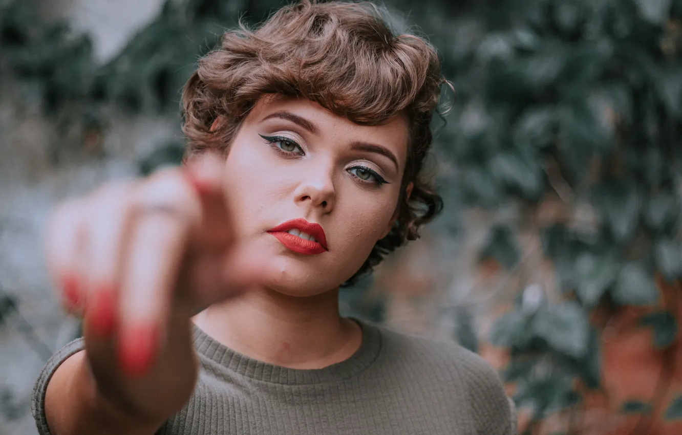 Фото обои взгляд, жест, look, зеленая листва, gesture, яркая помада, лицо девушки, green foliage