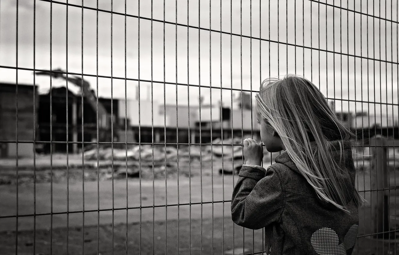 Фото обои сетка, ограждение, девочка