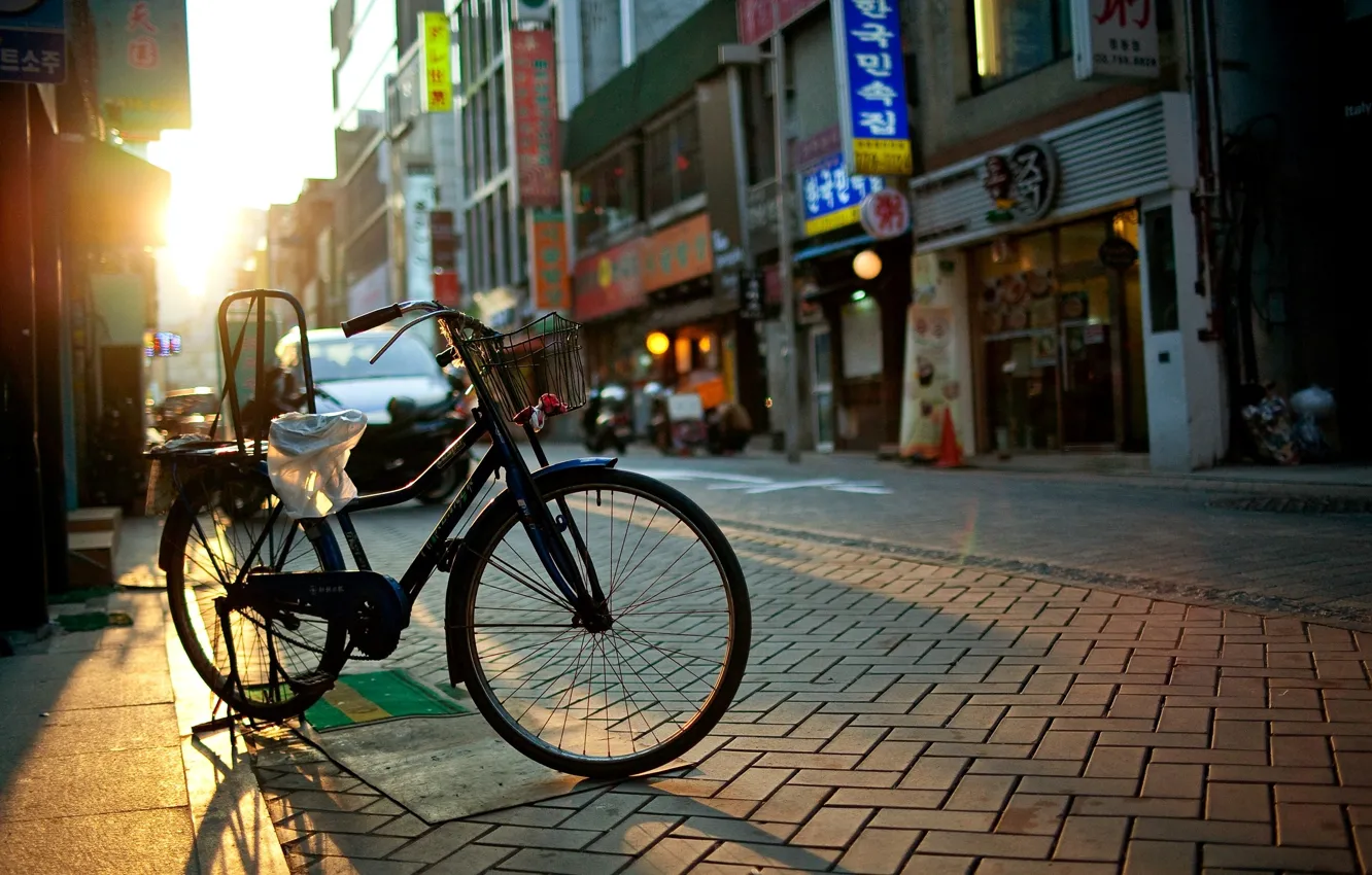 Фото обои солнце, лучи, велосипед, город, улица, дороги, дома, утро