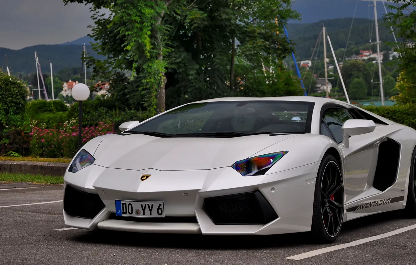 Фото обои Lamborghini, White, Aventador, Parking