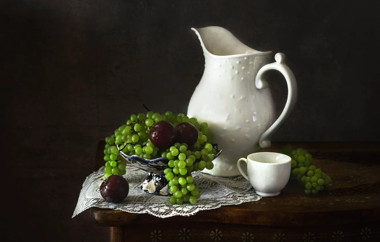 Фото обои белый, капли, зеленый, темный фон, стол, еда, виноград, кружка