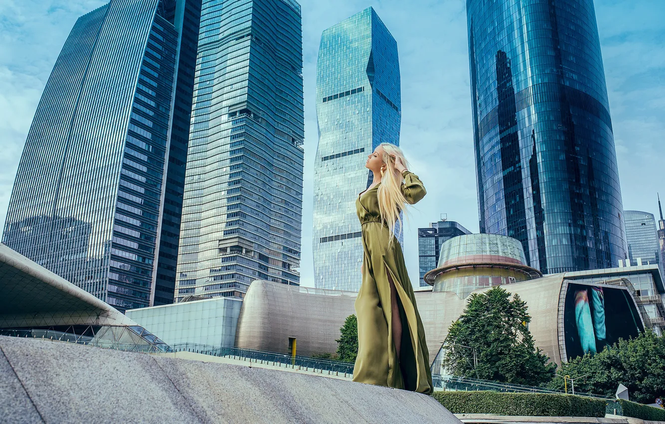 Фото обои девушка, город, поза, модель, здания, платье, небоскрёбы, Slava Kol