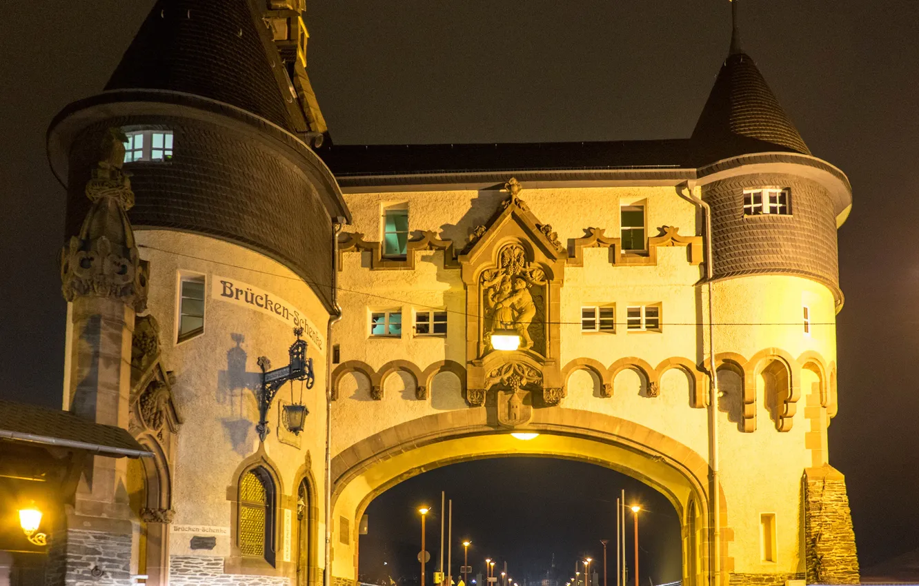Фото обои ночь, огни, башня, ворота, Германия, Рейнланд-Пфальц, Трабен-Трарбах