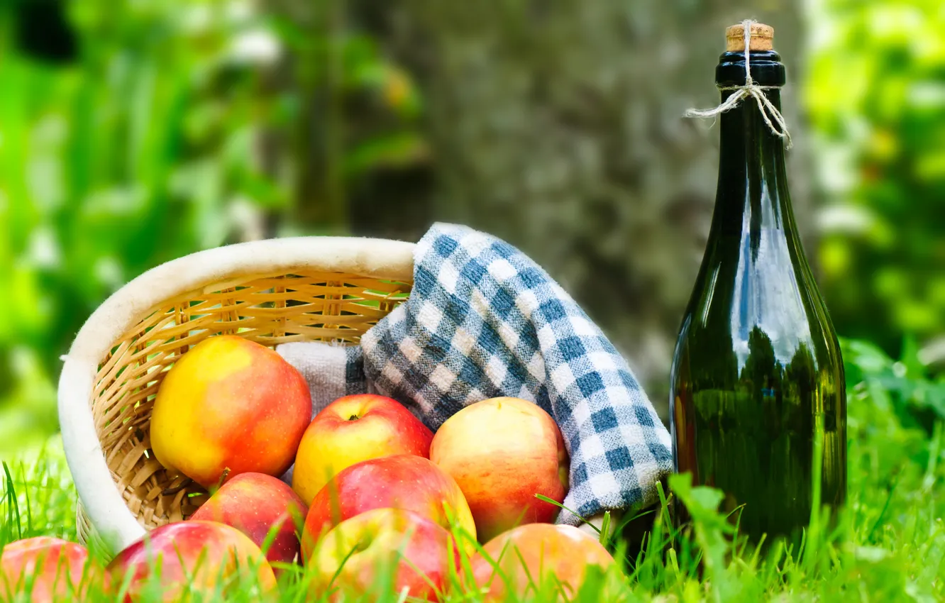 Фото обои трава, вино, корзина, яблоки, пикник, салфетка