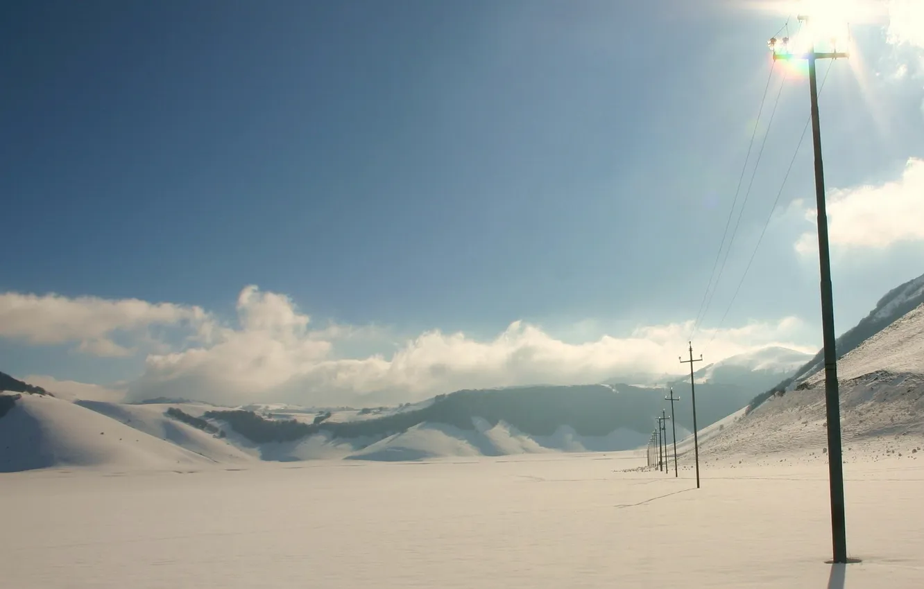 Фото обои зима, поле, небо, снег, столбы