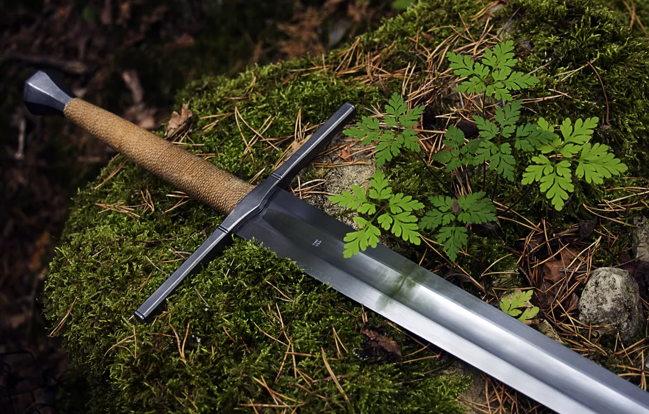 Фото обои трава, сталь, меч, рукоятка