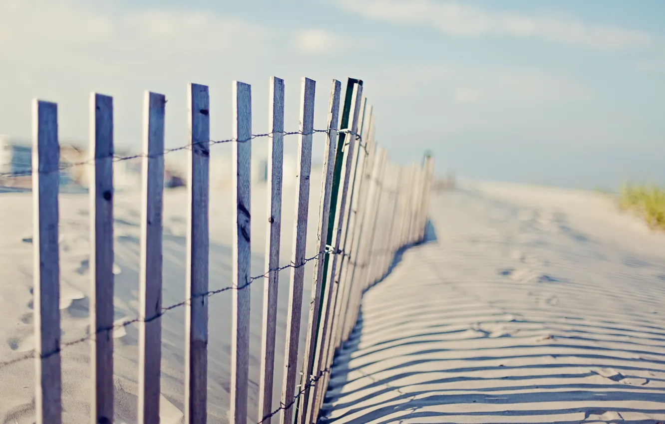 Фото обои пляж, небо, следы, забор