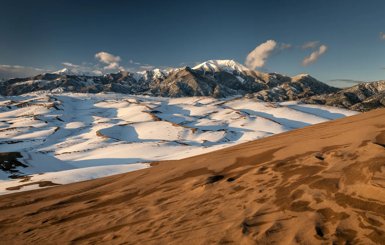 Фото обои песок, небо, облака, снег, горы, холмы