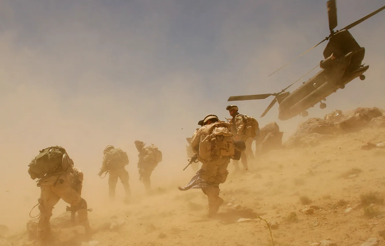 Фото обои ветер, пыль, вертолет, солдаты, Афганистан