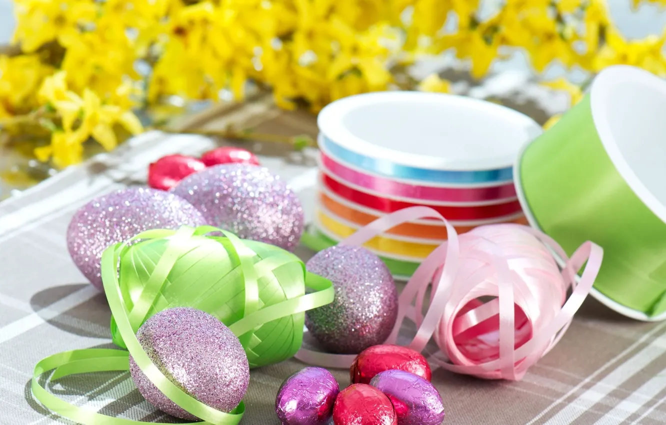 Фото обои ленты, стол, праздник, яйца, Пасха, скатерть, Easter