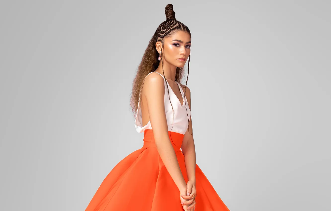Фото обои взгляд, фон, портрет, платье, актриса, прическа, певица, Zendaya