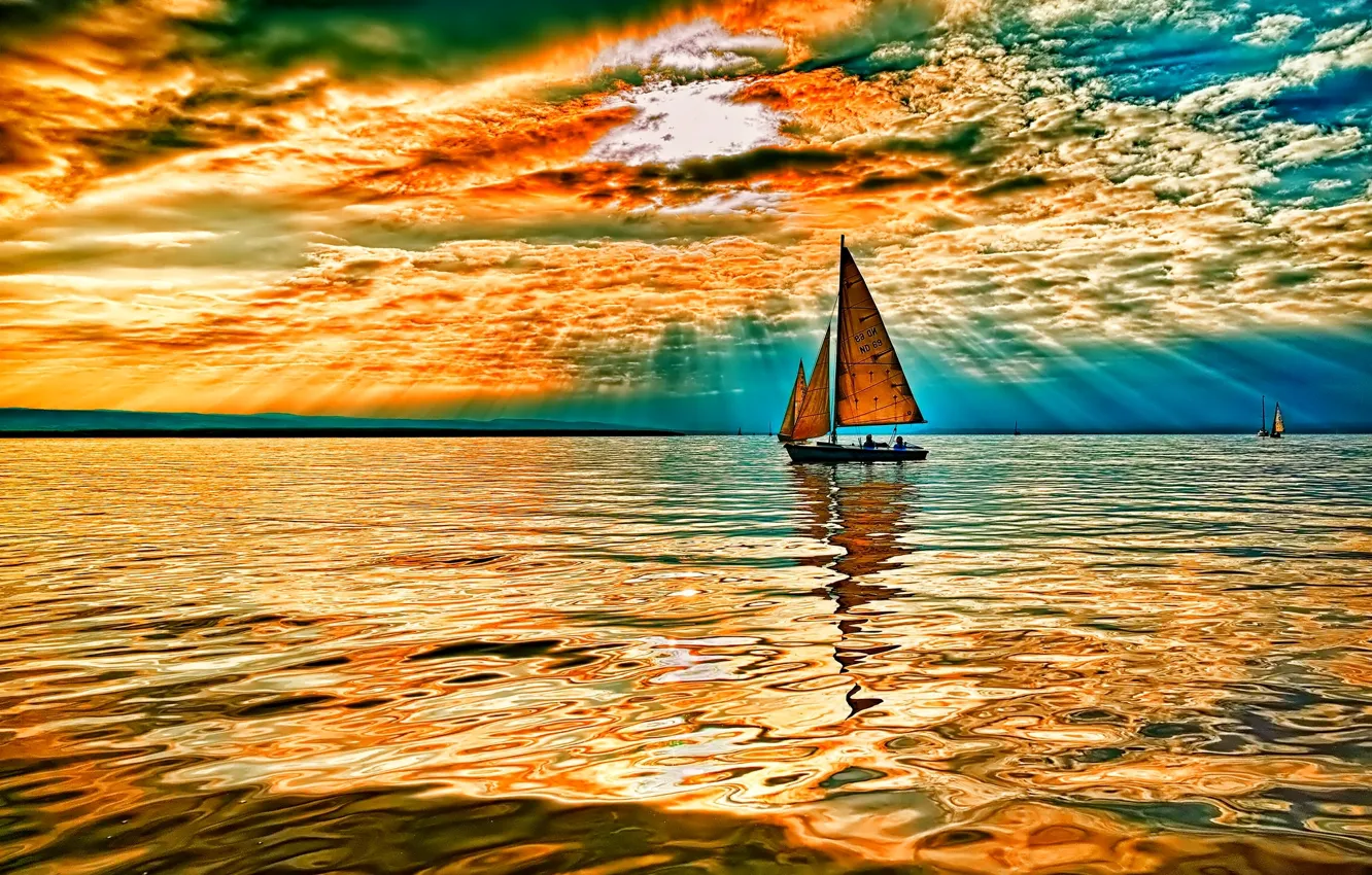 Фото обои небо, облака, лучи, озеро, яхта, парус, родка