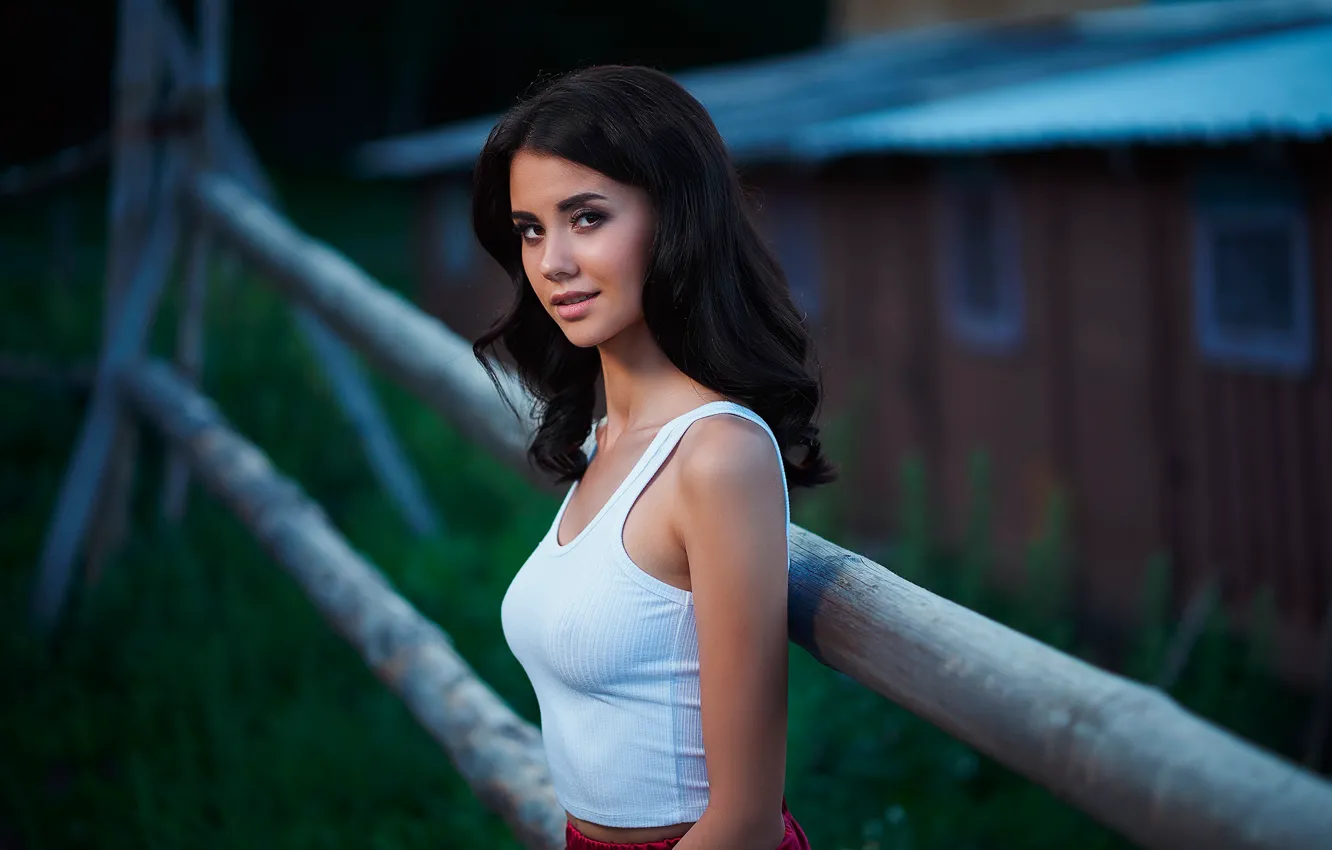 Фото обои brunette, smiling, portrait, tank top, looking at viewer, women outdoors, sensual gaze, pink lipstick
