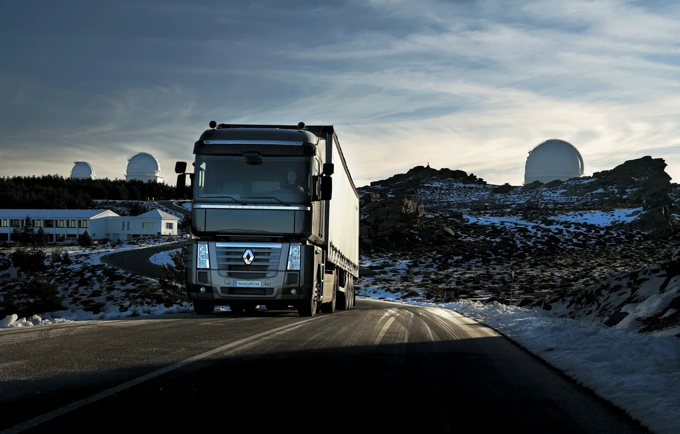 Фото обои дорога, небо, асфальт, снег, чёрный, холмы, грузовик, Renault