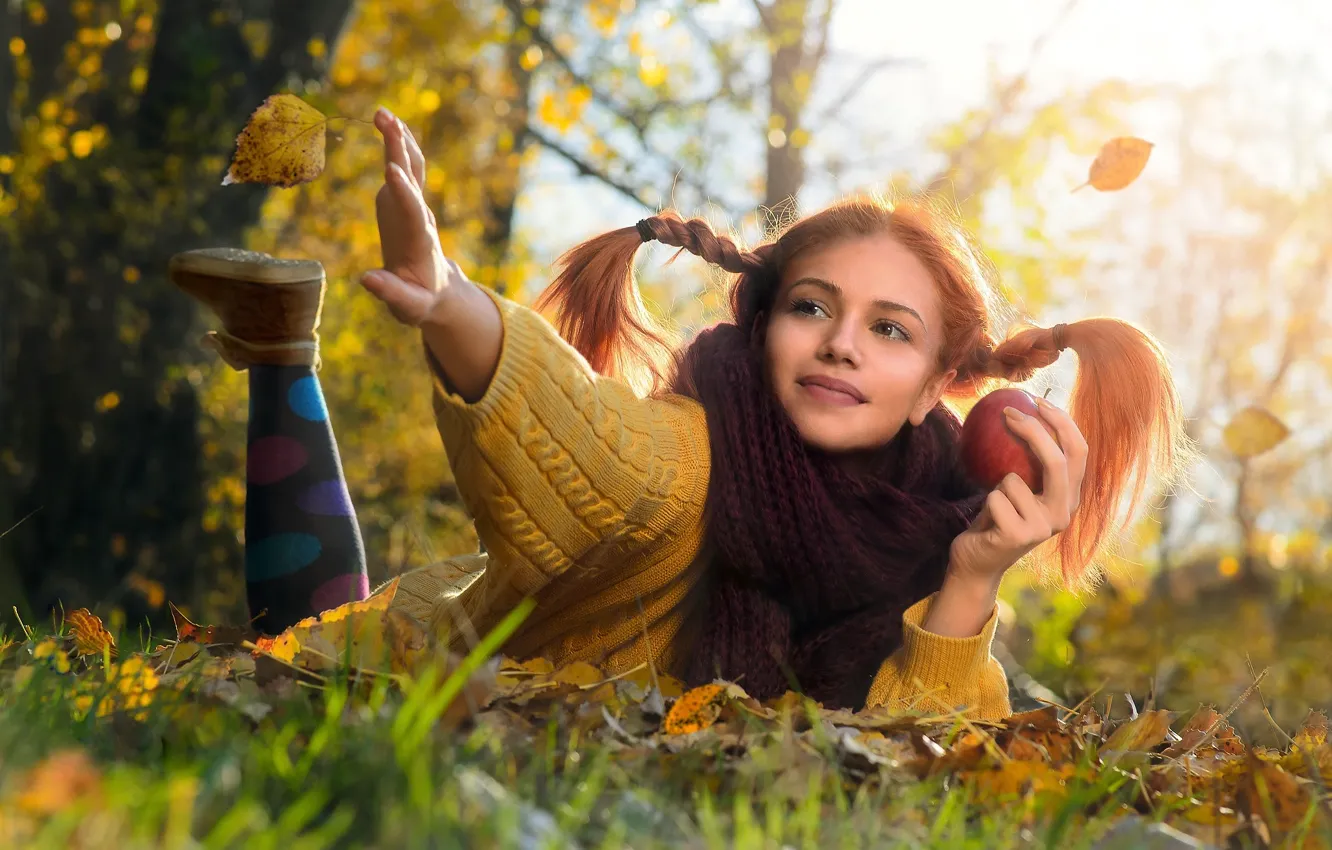 Фото обои осень, девушка, свет, природа, листва, яблоко, фотограф, девочка