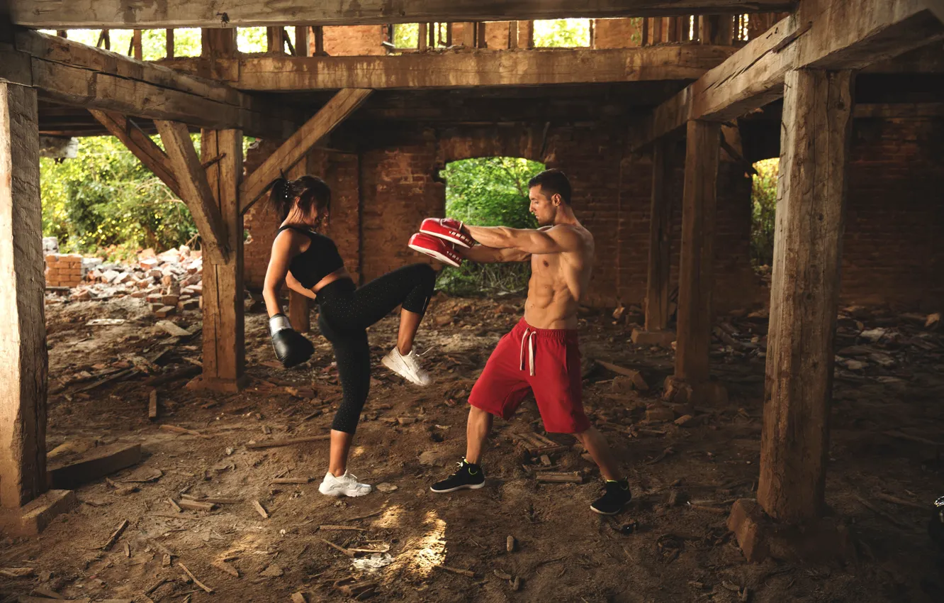 Фото обои девушка, бокс, удар, развалины, перчатки, парень, двое, спортсмены