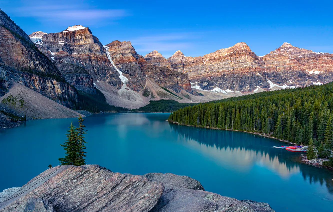 Фото обои лес, горы, озеро, синева, камни, голубое, берег, вершины