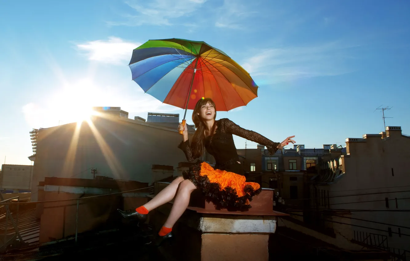 Фото обои девушка, солнце, город, улыбка, зонтик, фон, widescreen, обои