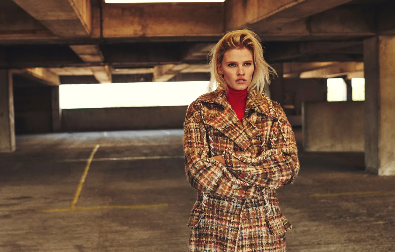 Фото обои модель, прическа, блондинка, пальто, фотосессия, Lara Stone, Лара Стоун, Emma Tempest