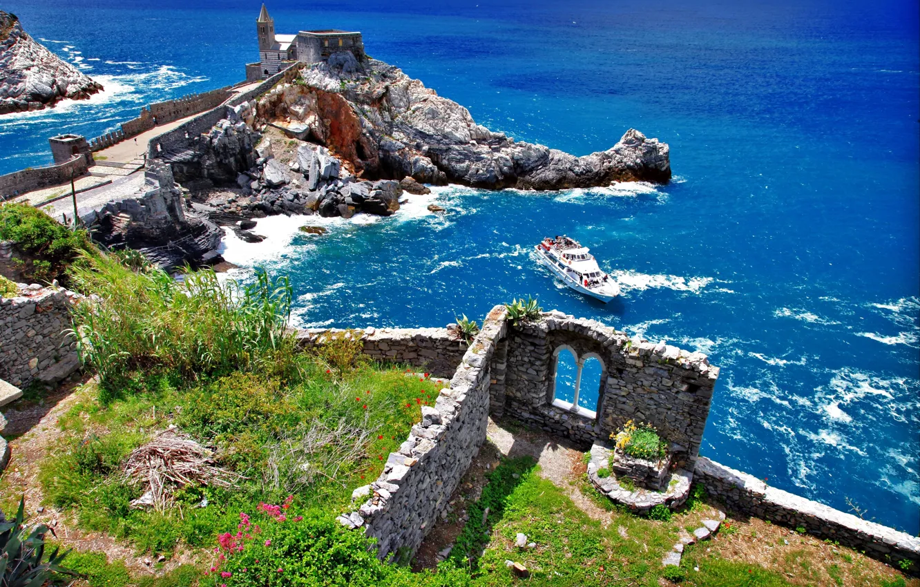 Фото обои море, небо, цветы, катер, Италия, церковь, развалины, Italy