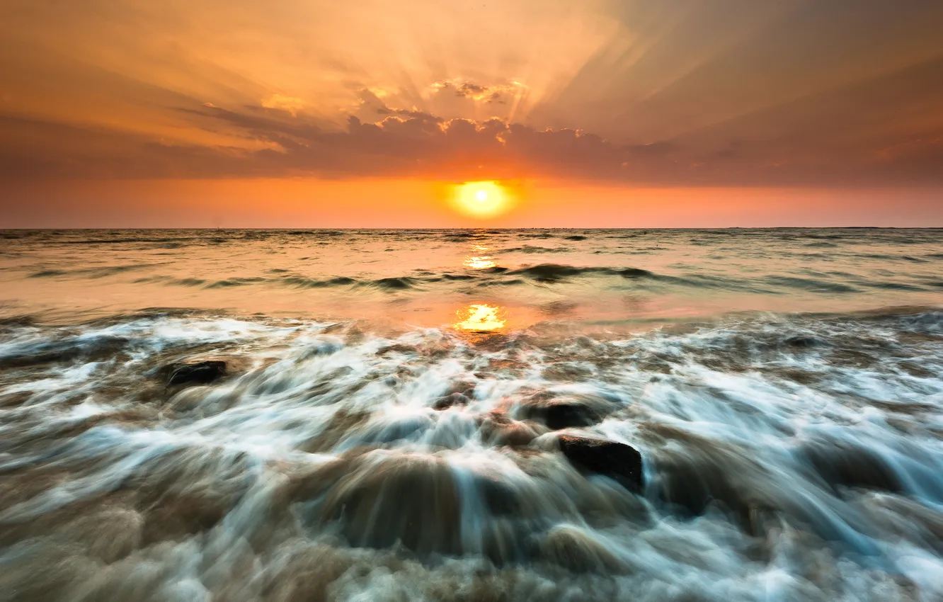 Фото обои море, солнце, закат, камни, прибой