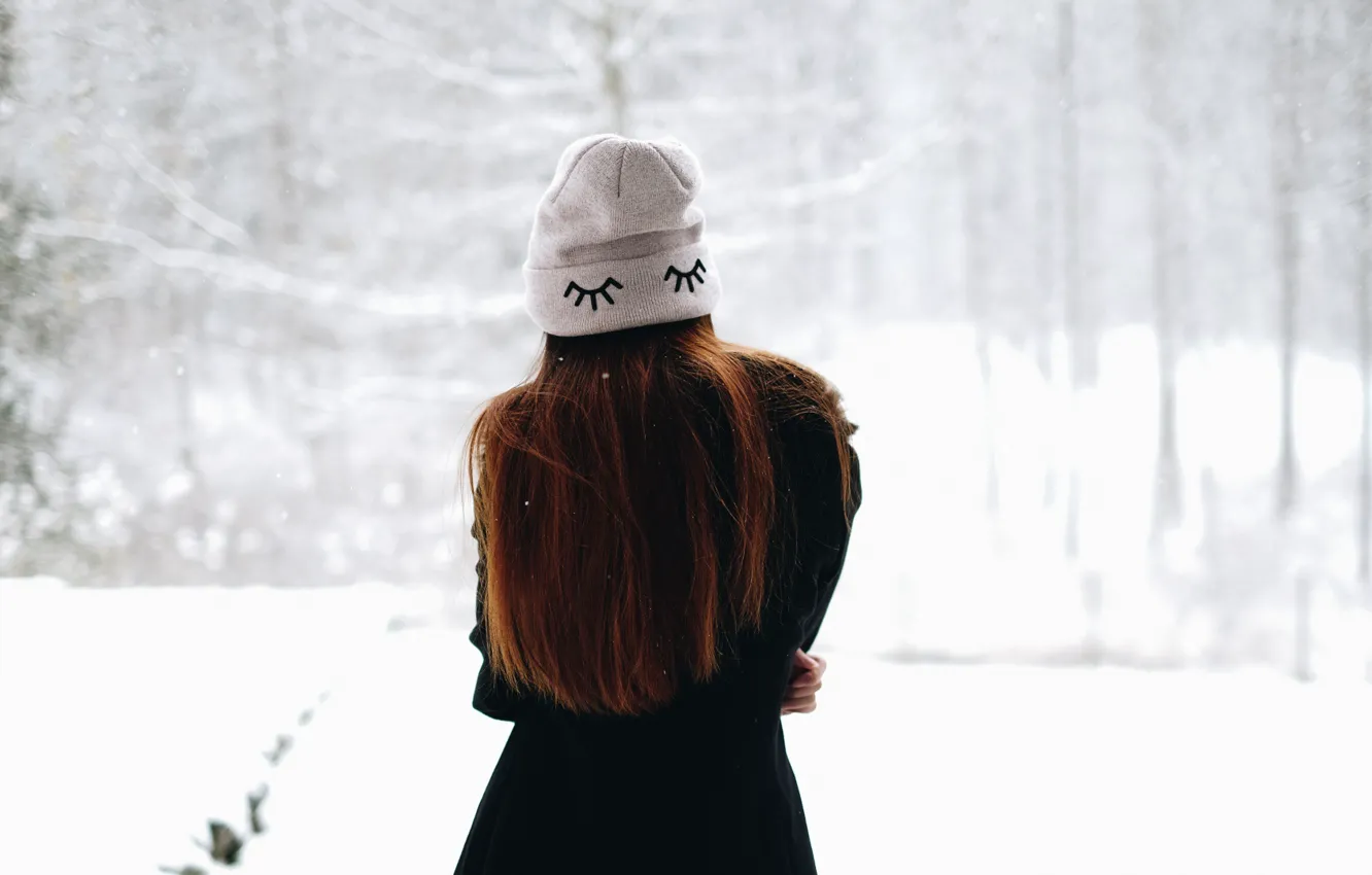 Фото обои зима, девушка, шапка, волосы, спина, пальто