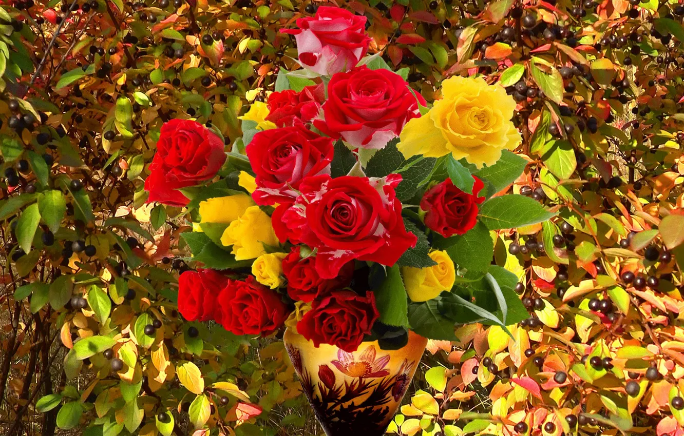 Фото обои осень, листья, ягоды, фон, букет, ваза, Розы, обложка