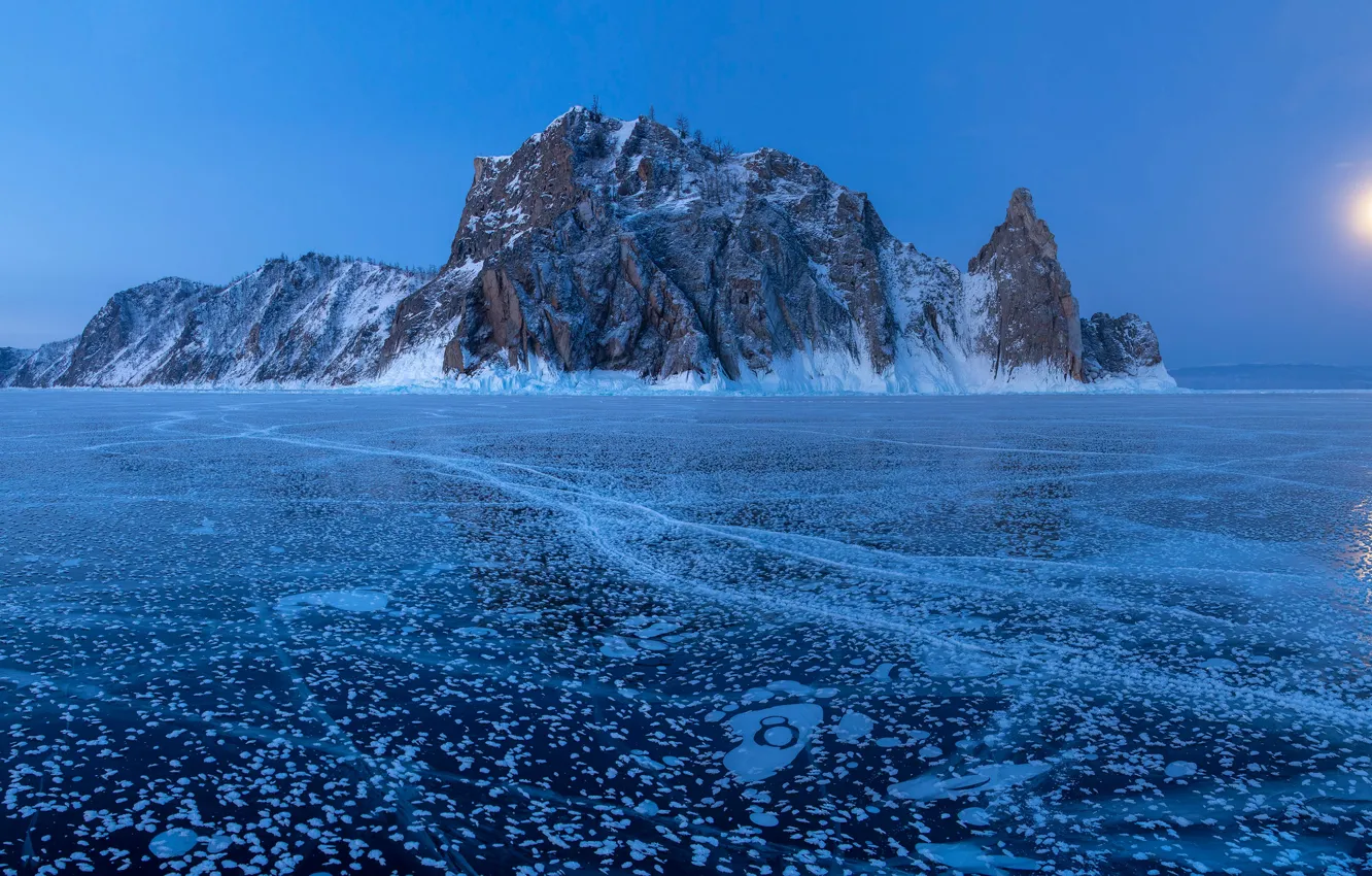 Фото обои зима, скала, озеро, остров, лёд, Россия, Озеро Байкал, Остров Ольхон