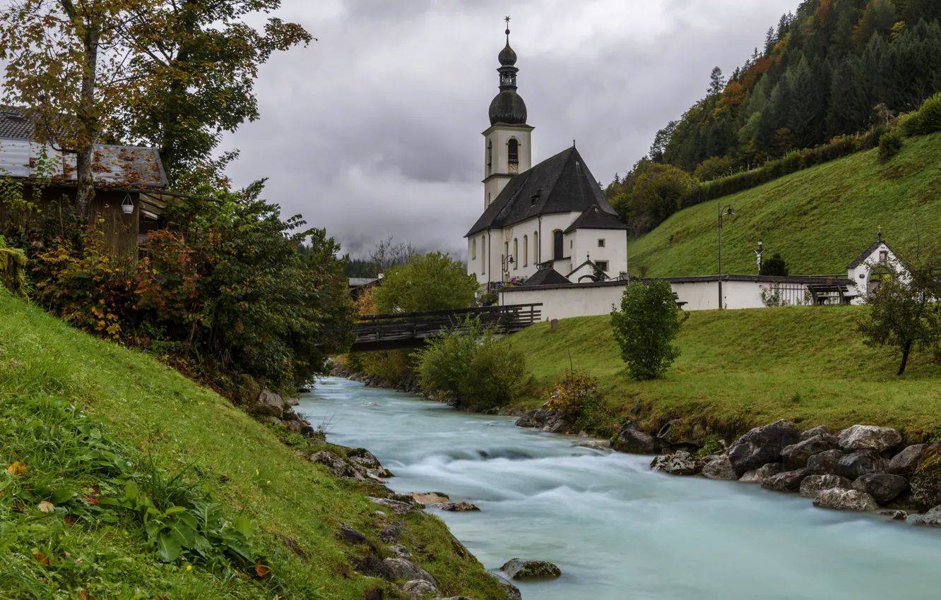 Фото обои лес, река, берег, Германия, Бавария, церковь, Рамзау, церковь Святого Себастьяна