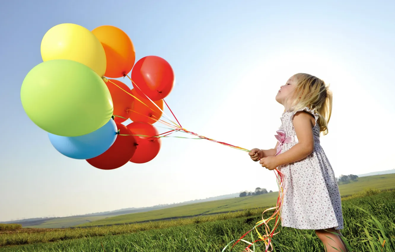 Фото обои поле, небо, шарики, ребенок, платье, девочка, разноцветные
