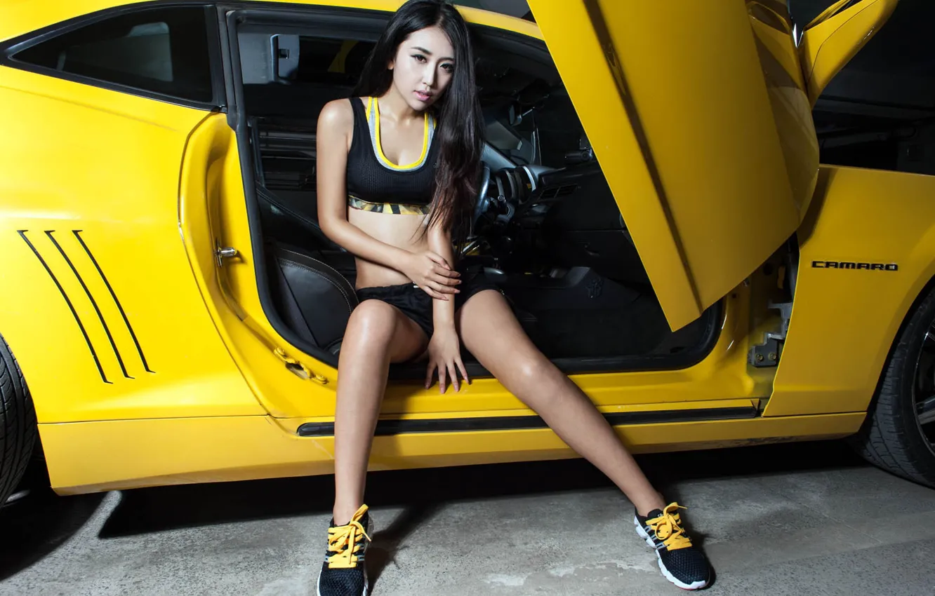 Фото обои взгляд, Девушки, Chevrolet, азиатка, красивая девушка, желтый авто, позирует в пороге машины