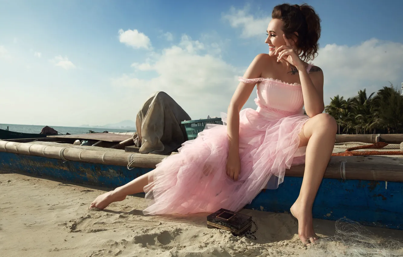 Фото обои пляж, девушка, поза, улыбка, настроение, лодка, платье, Евгений Ангелов