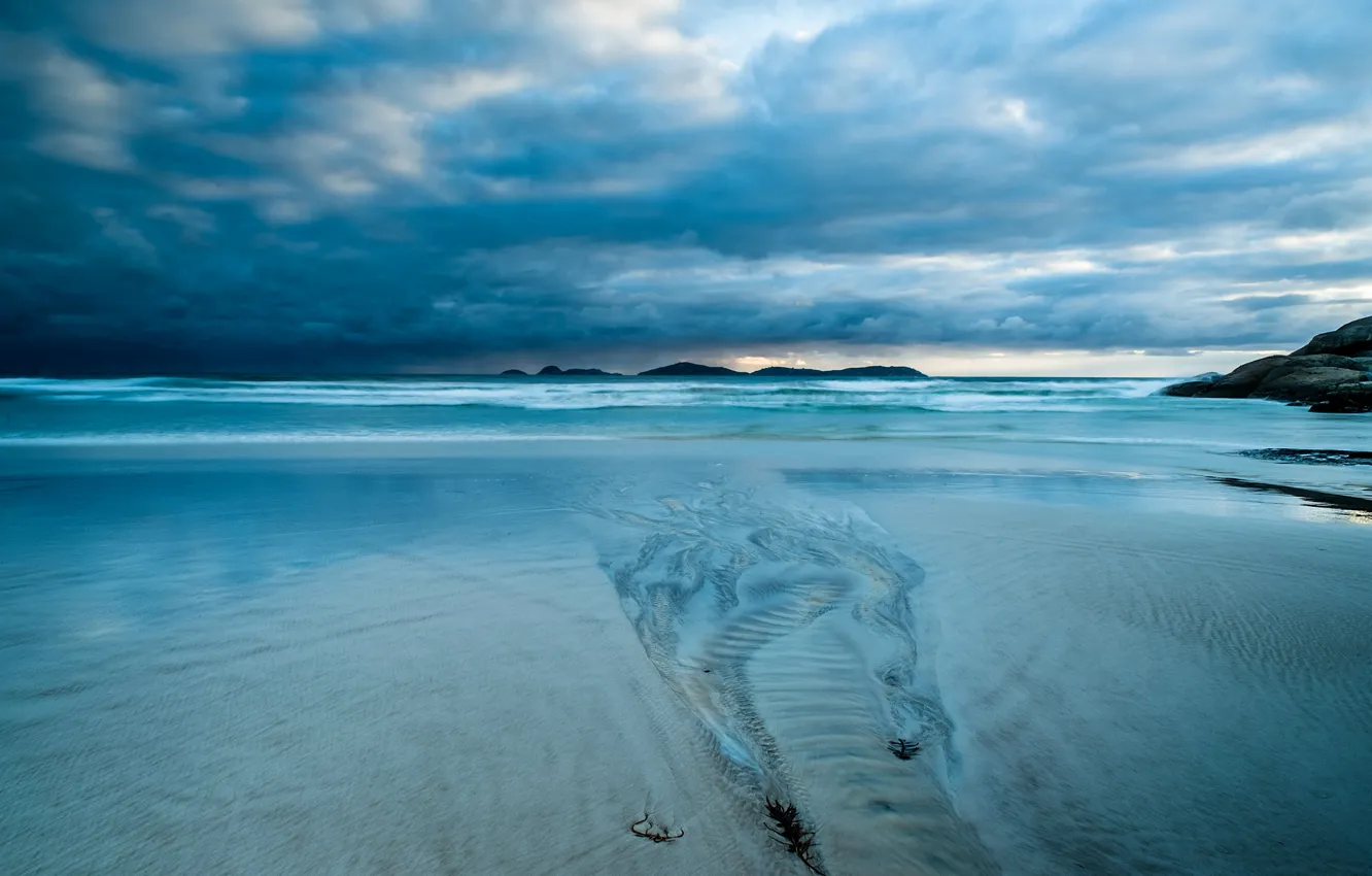 Фото обои песок, море, волны, пляж, тучи, вечер