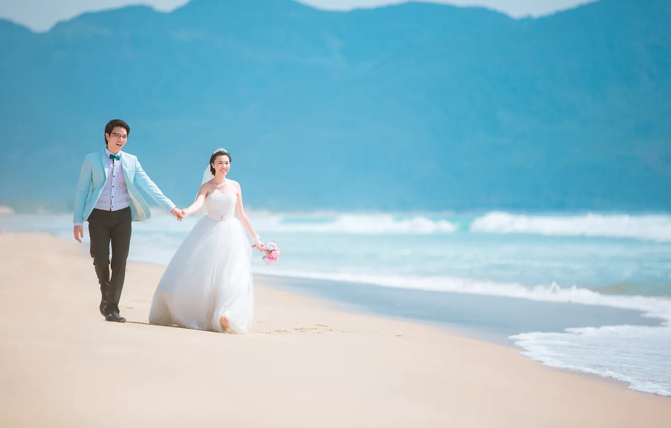 Фото обои волны, пляж, горы, букет, пара, невеста, свадьба, жених