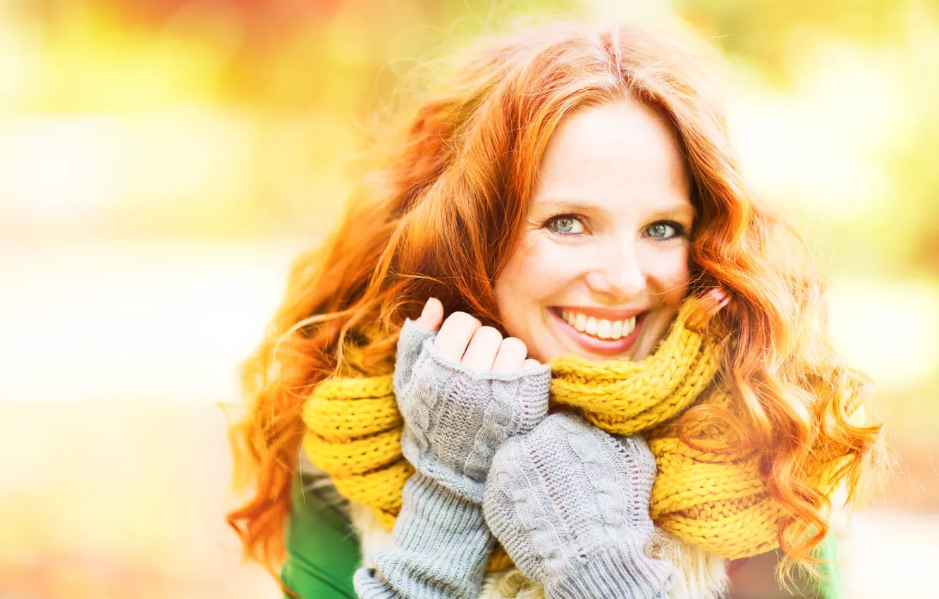 Фото обои осень, девушка, улыбка, фон, настроение, шарф, прическа, рыжая
