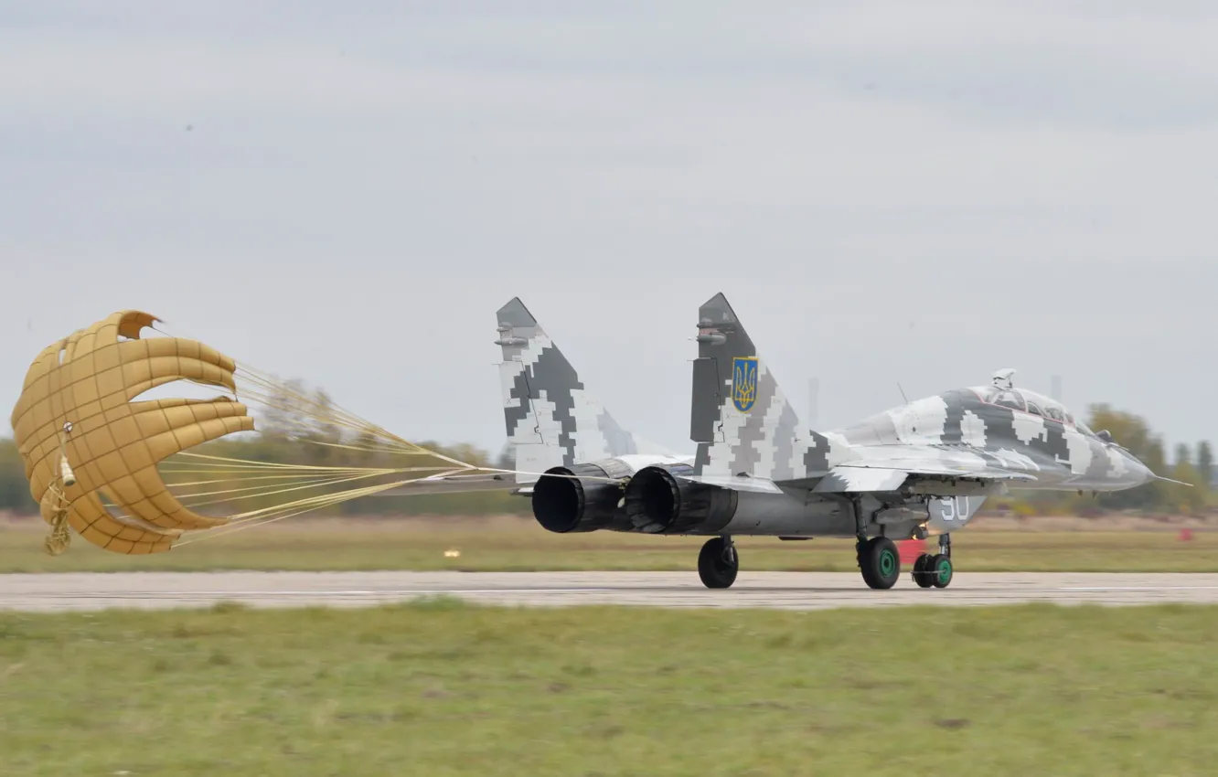 Фото обои Истребитель, Украина, Посадка, Миг-29, Парашют, ВВС Украины