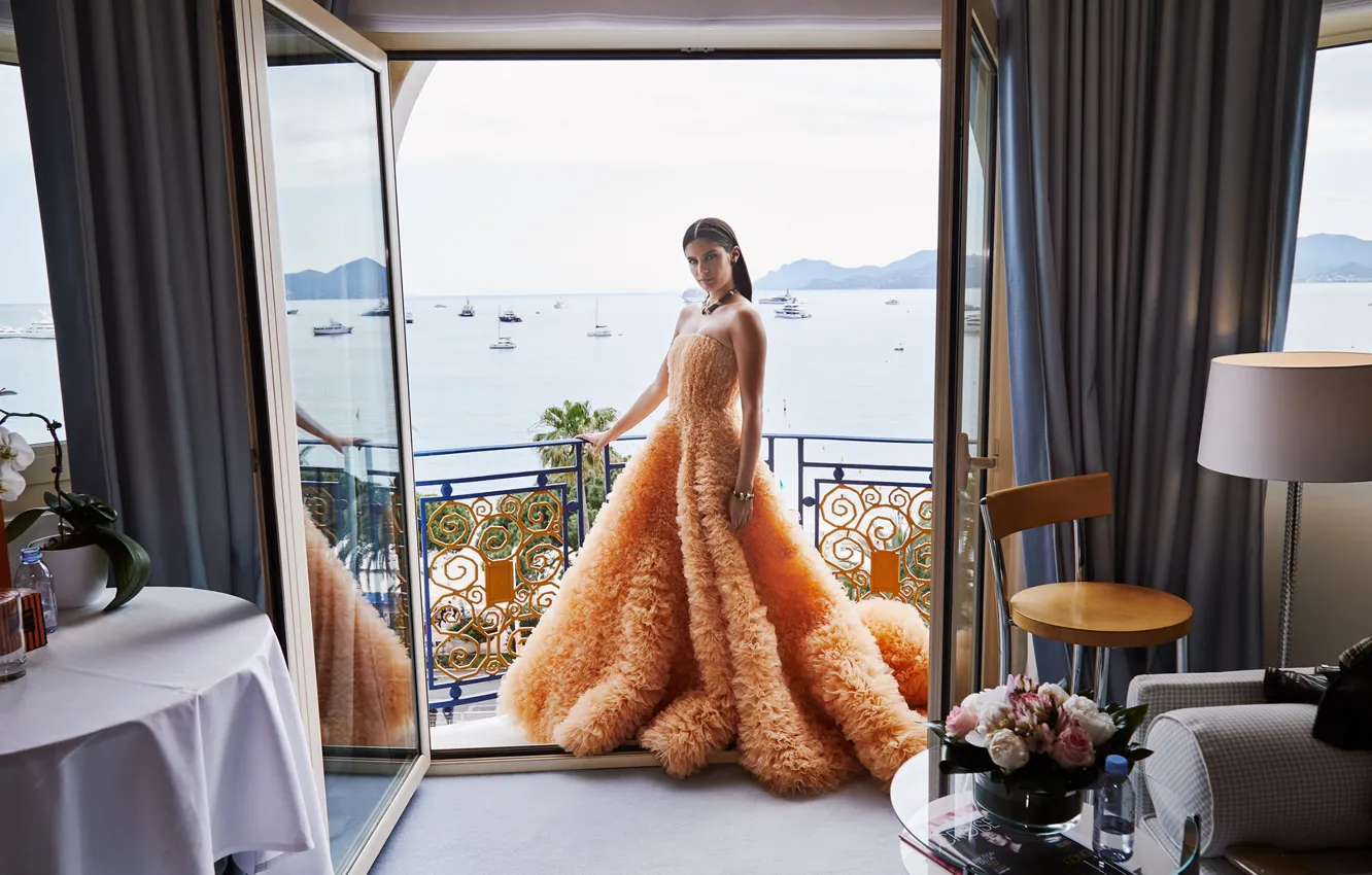 Фото обои море, взгляд, девушка, поза, платье, балкон, Sara Sampaio