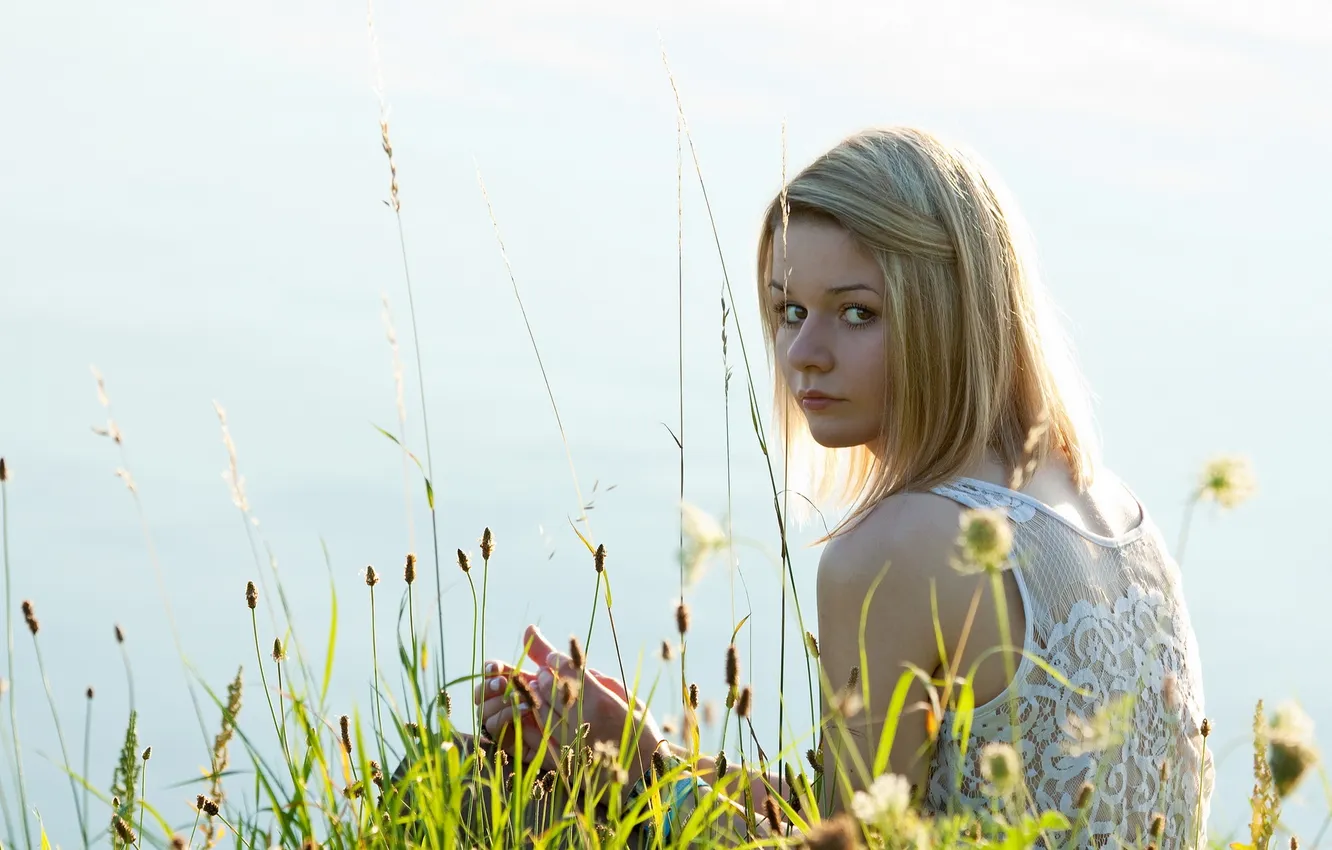 Фото обои поле, девушка, портрет