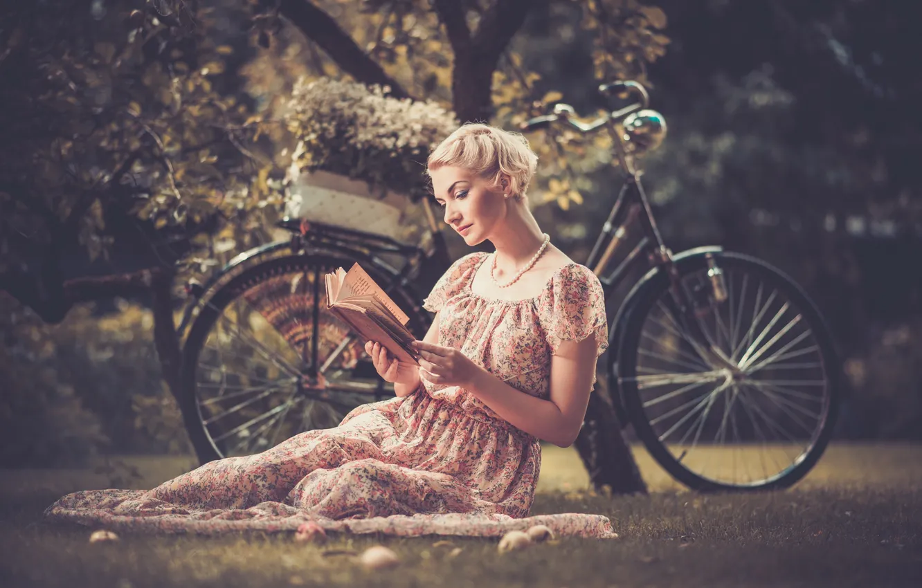 Фото обои девушка, деревья, велосипед, ретро, листва, блондинка, бусы, книга