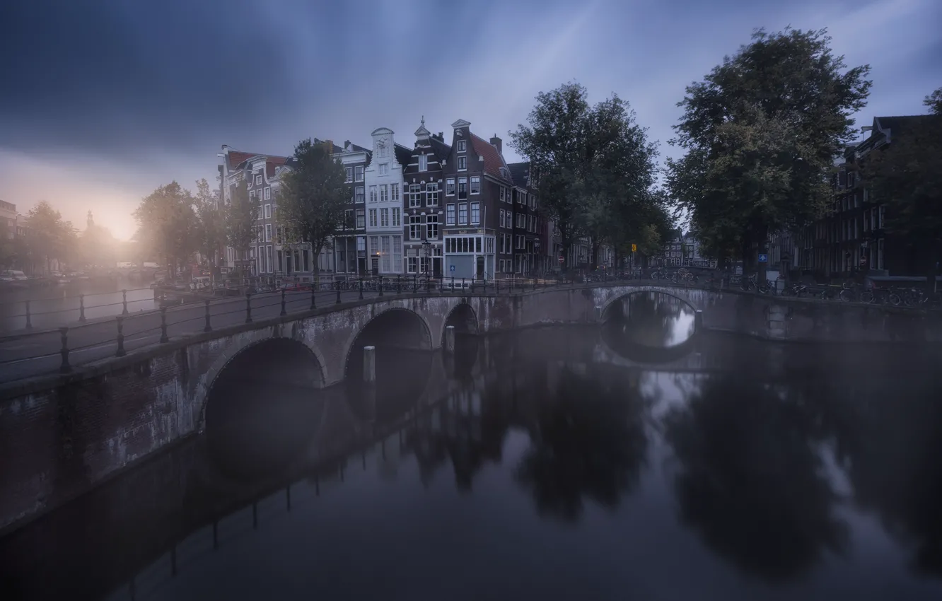 Фото обои город, Амстердам, канал, дымка, Нидерланды, мостики
