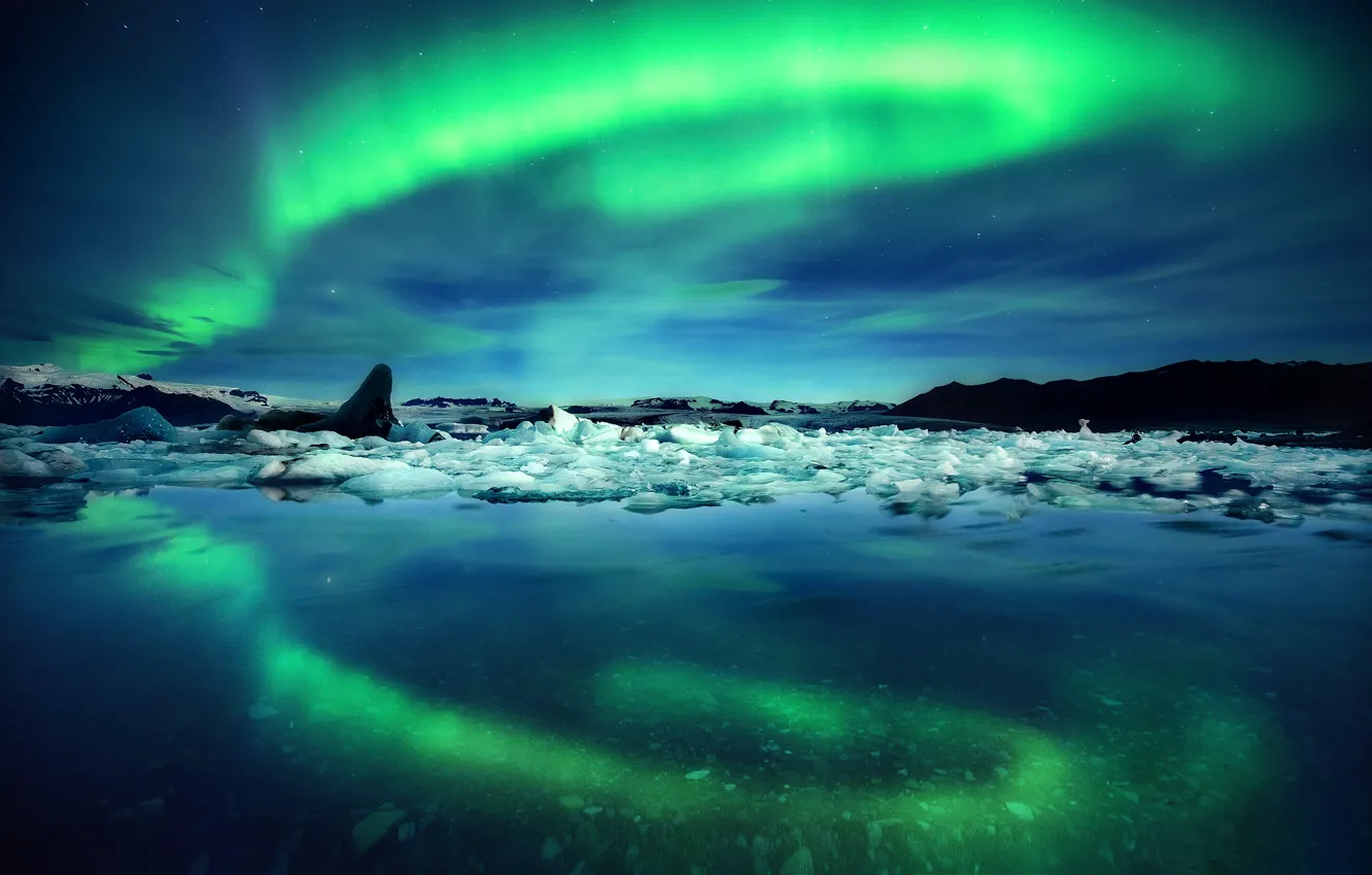 Фото обои небо, ночь, отражение, лёд, северное сияние, Исландия, фьорд