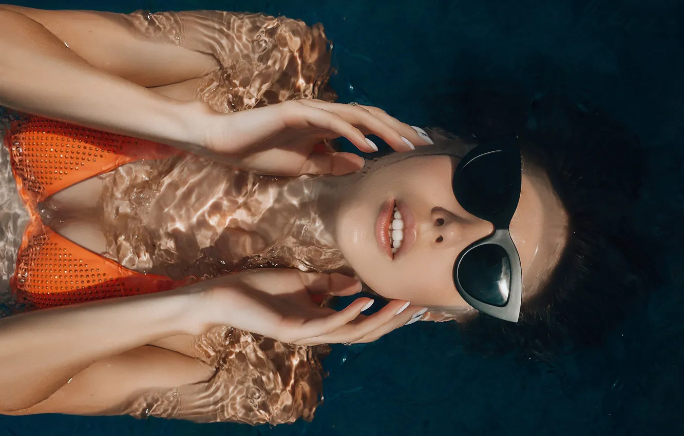 Фото обои вода, девушка, лицо, руки, очки, бюстгальтер, Светлана Никонова